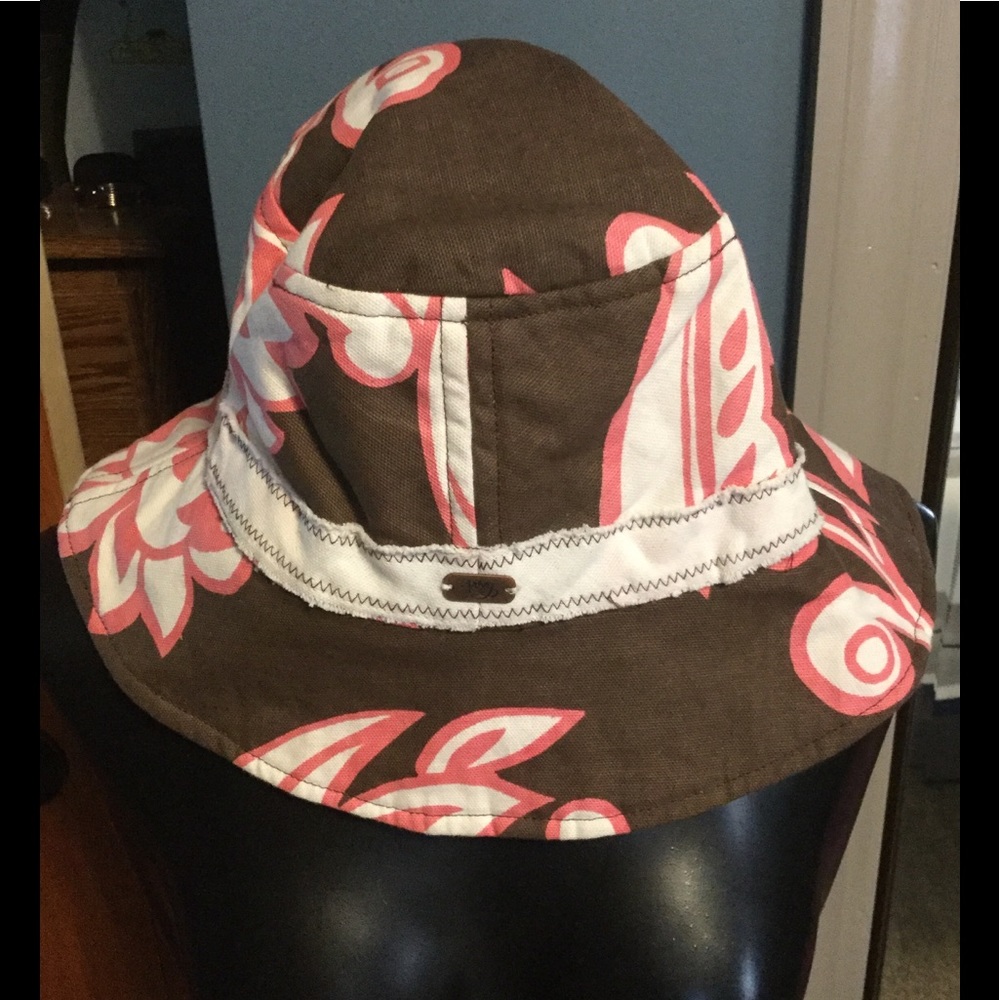 Roxy bucket hat.